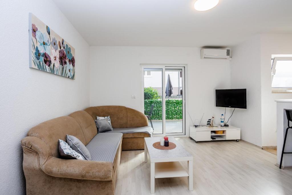 Televízia a/alebo spoločenská miestnosť v ubytovaní Apartment ANA Podstrana