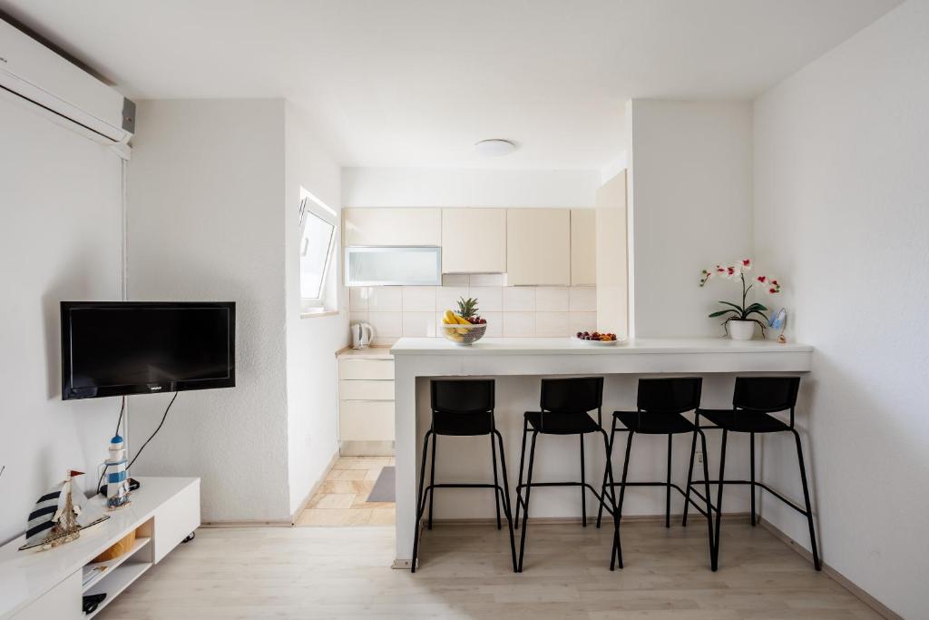 Kuchyňa alebo kuchynka v ubytovaní Apartment ANA Podstrana