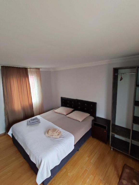 Postel nebo postele na pokoji v ubytování Kobuleti Guest House