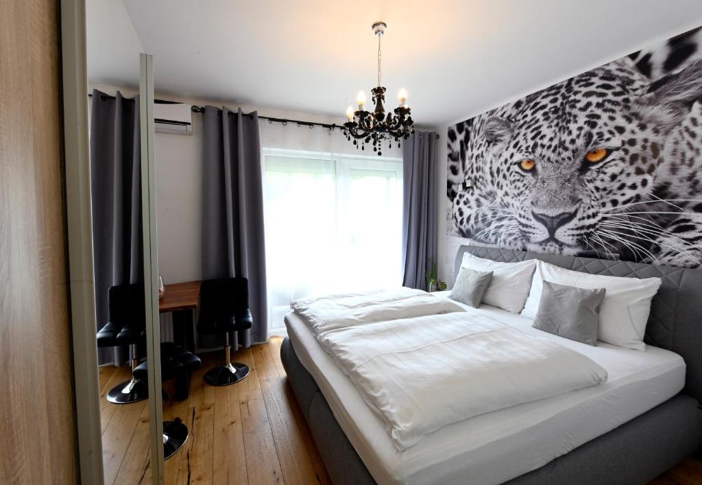 A bed or beds in a room at Enjoyit Rooms