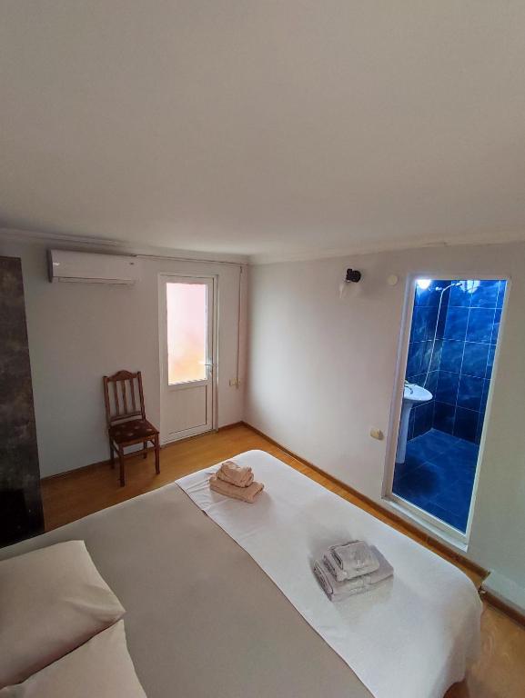 Postel nebo postele na pokoji v ubytování Kobuleti Guest House