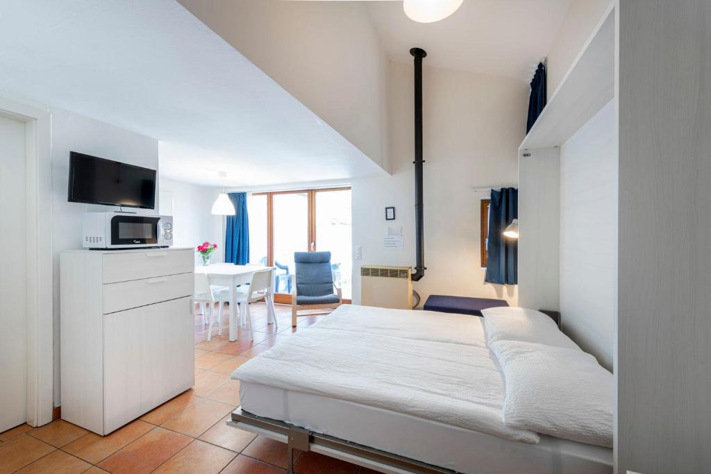 a bedroom with a bed and a kitchen and a table at I Grappoli in Sessa
