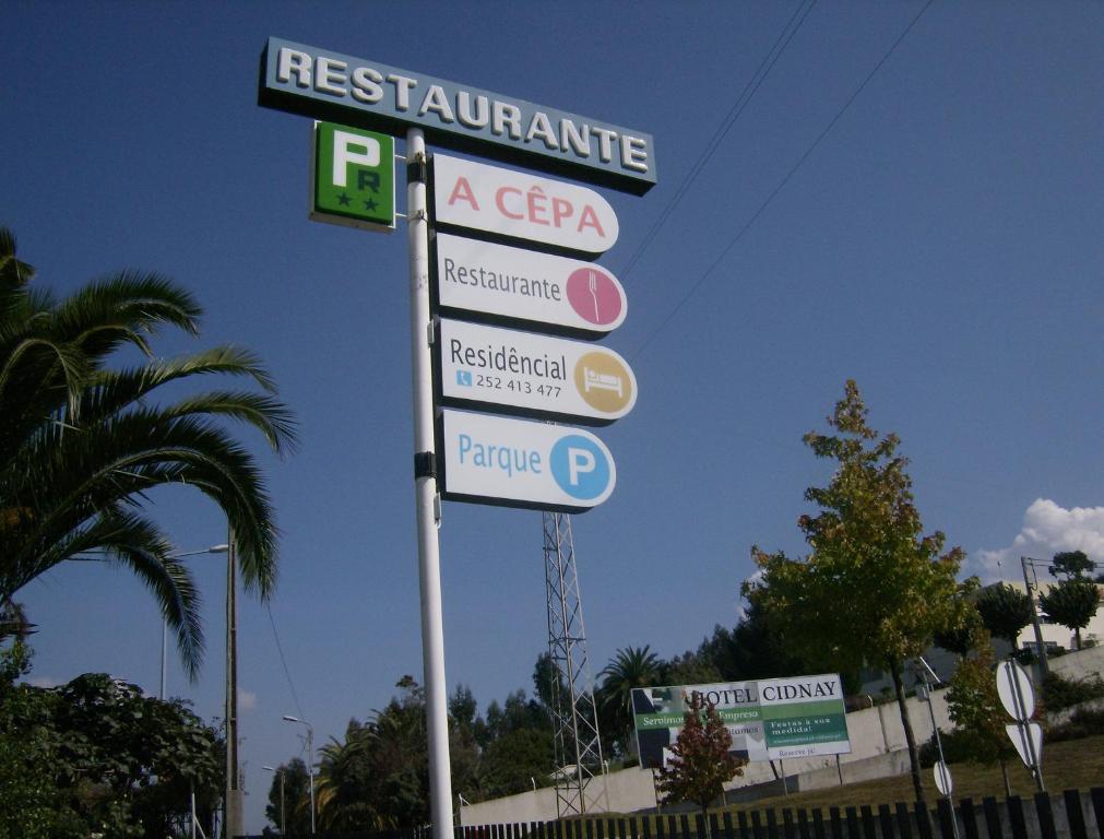 um sinal de rua com vários sinais num poste em A Cepa em Santo Tirso