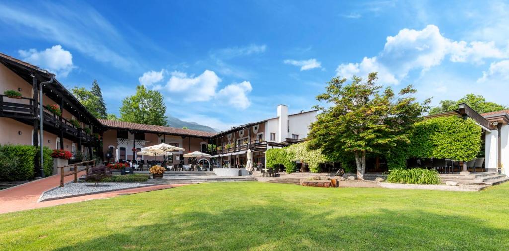 a courtyard with a lawn in front of a building at I Grappoli in Sessa