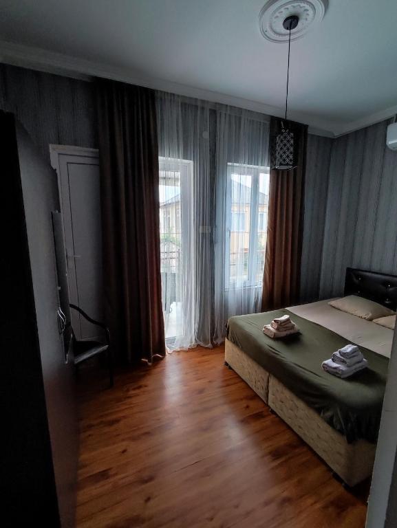 Postel nebo postele na pokoji v ubytování Kobuleti Guest House