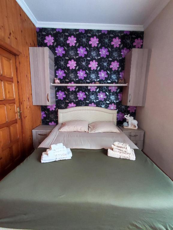 Postel nebo postele na pokoji v ubytování Kobuleti Guest House