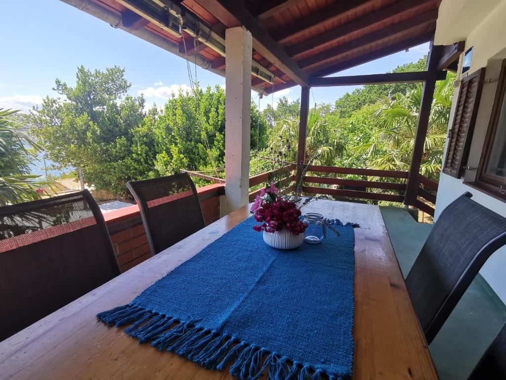 a table on a balcony with a blue table cloth at LEA in Bakarac