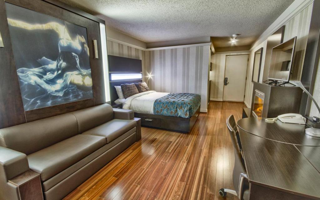 
Modern room, 1 Queen bed and 1 Queen Murphy bed with Fireplace - Interior View
