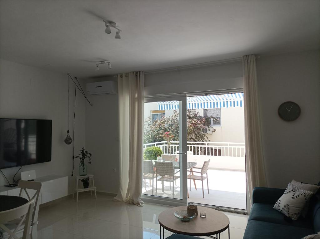 Televízia a/alebo spoločenská miestnosť v ubytovaní LUXURY APARTMENT MEJE