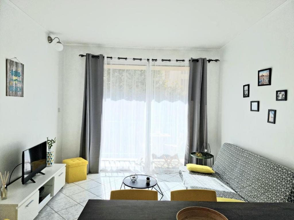 un soggiorno con divano e TV di La Caisserie Vieux-port / une chambre et balcon a Marsiglia