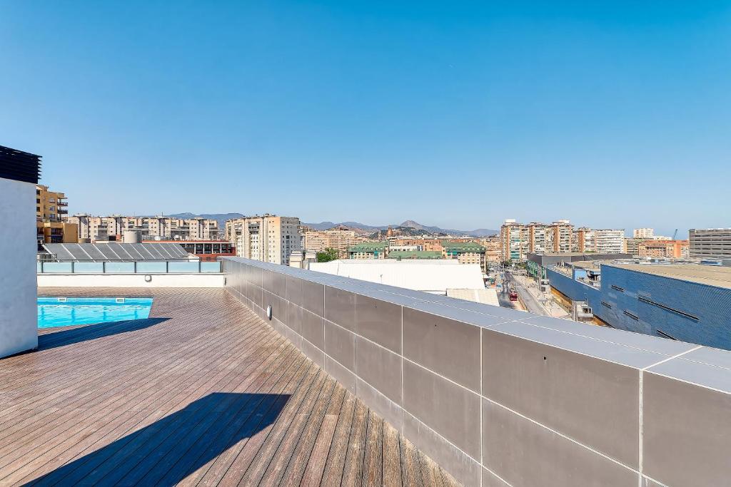 Bazén v ubytovaní AB Vialia Estación SuiteMálaga - Parking alebo v jeho blízkosti