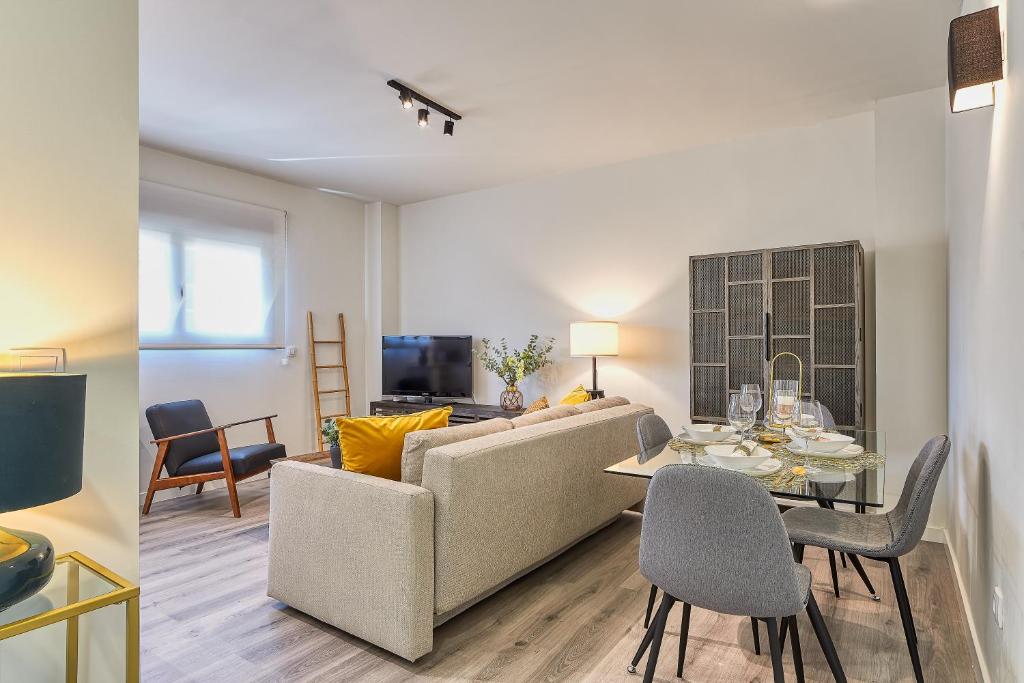 Televízia a/alebo spoločenská miestnosť v ubytovaní AB Vialia Estación SuiteMálaga - Parking