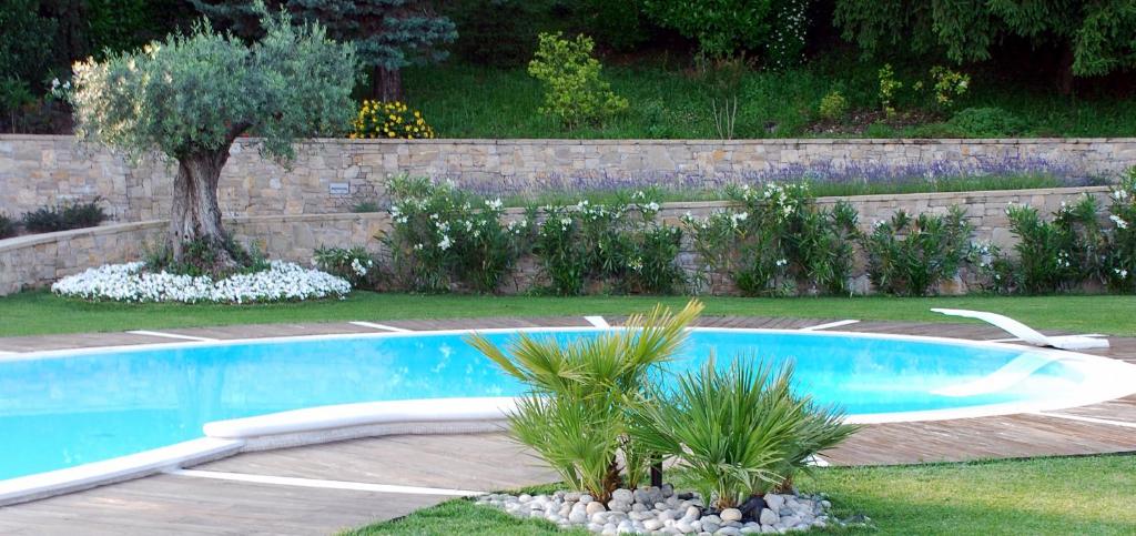 Basen w obiekcie Villa Luna Stunning Modern Villa Shared Infinity Pool, Big garden, Fantastic lake view,AC, lub w pobliżu