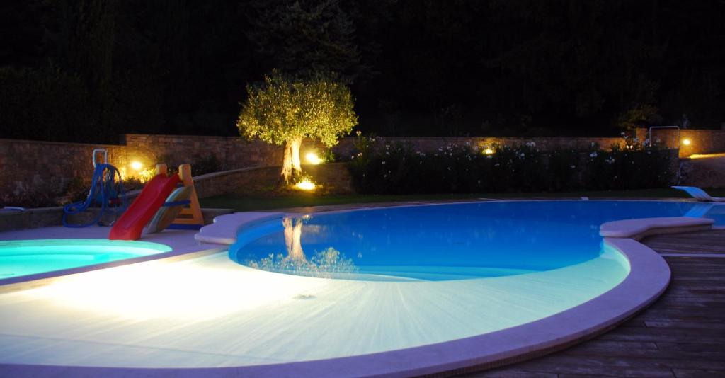 Basen w obiekcie Villa Luna Stunning Modern Villa Shared Infinity Pool, Big garden, Fantastic lake view,AC, lub w pobliżu