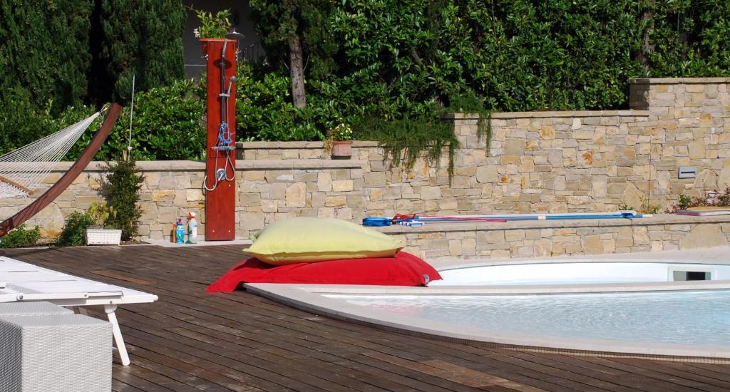 Basen w obiekcie Villa Luna Stunning Modern Villa Shared Infinity Pool, Big garden, Fantastic lake view,AC, lub w pobliżu
