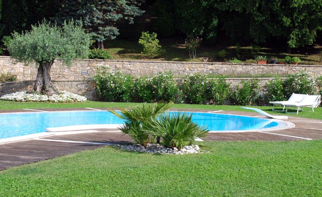 Basen w obiekcie Villa Luna Stunning Modern Villa Shared Infinity Pool, Big garden, Fantastic lake view,AC, lub w pobliżu