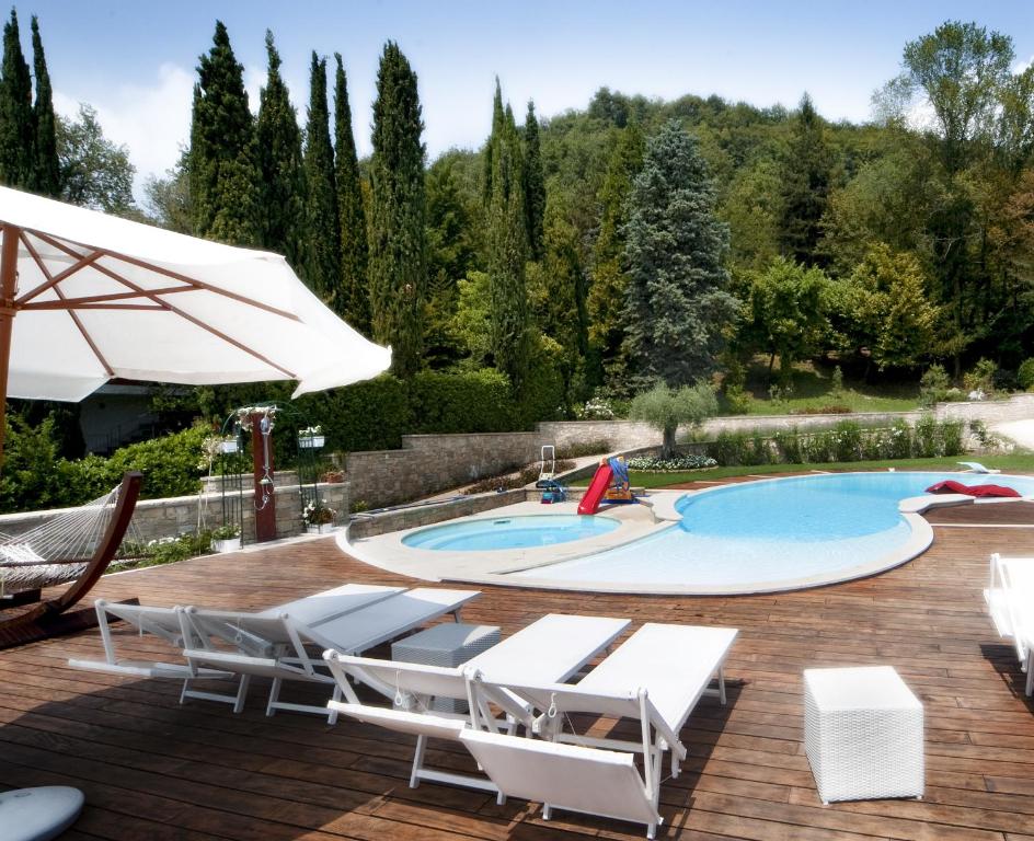 Basen w obiekcie Villa Luna Stunning Modern Villa Shared Infinity Pool, Big garden, Fantastic lake view,AC, lub w pobliżu
