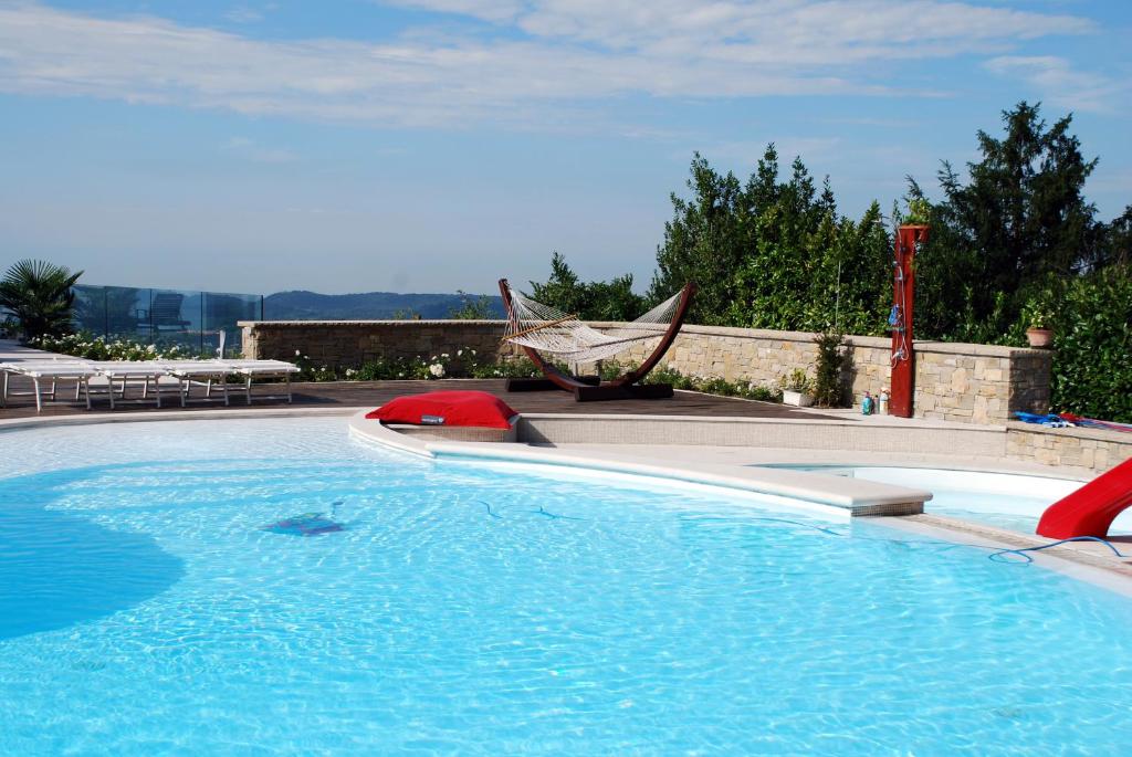 Basen w obiekcie Villa Luna Stunning Modern Villa Shared Infinity Pool, Big garden, Fantastic lake view,AC, lub w pobliżu