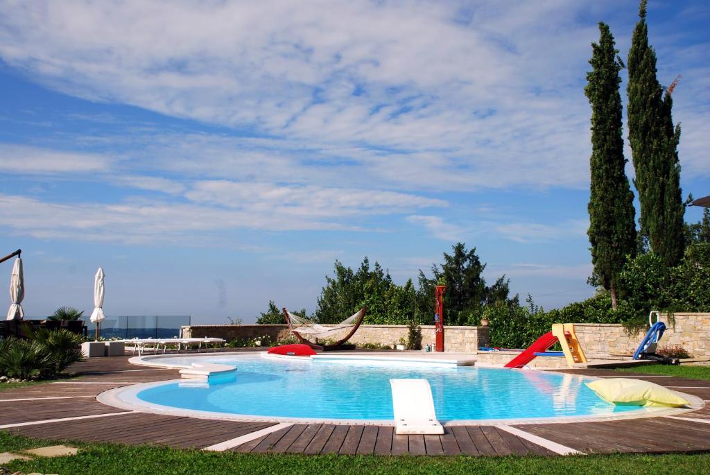 Basen w obiekcie Villa Luna Stunning Modern Villa Shared Infinity Pool, Big garden, Fantastic lake view,AC, lub w pobliżu