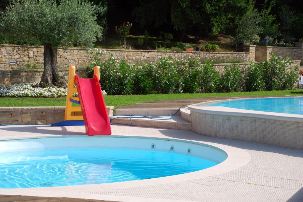 Basen w obiekcie Villa Luna Stunning Modern Villa Shared Infinity Pool, Big garden, Fantastic lake view,AC, lub w pobliżu