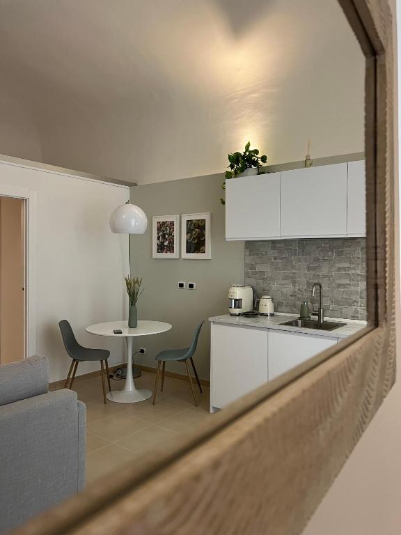 una cucina e un soggiorno con un tavolo e un bancone di Com a Cas - Feel at home in the Old Town a Bari