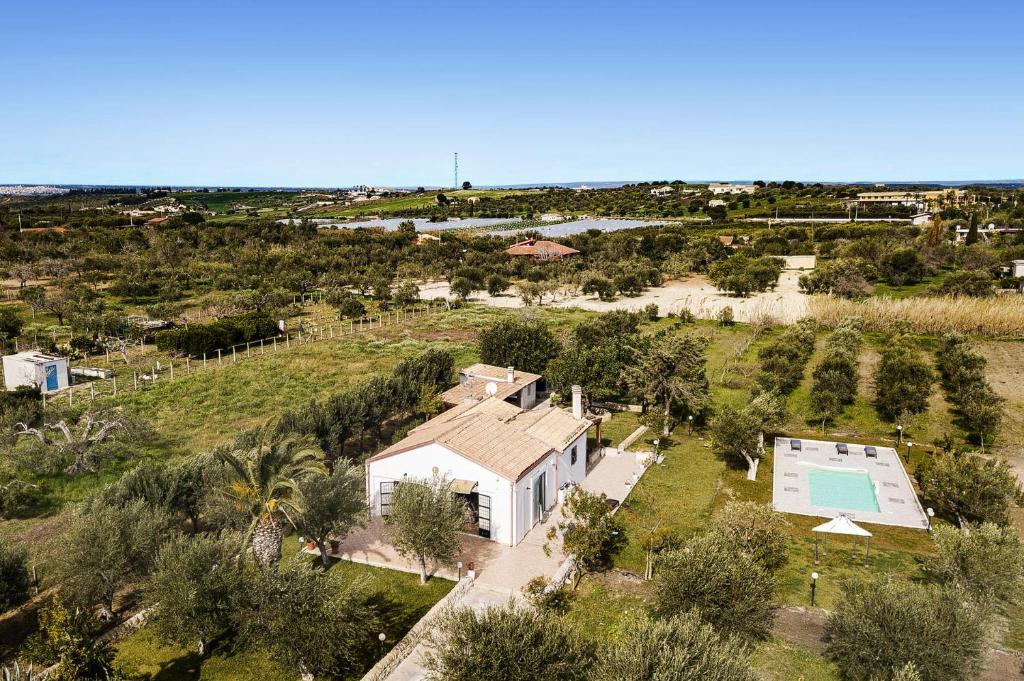 une vue aérienne d'une maison avec piscine dans l'établissement Villa Marzallo by Villa Plus, à Santa Maria Del Focallo