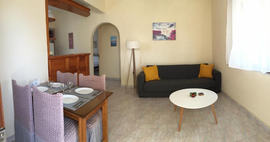 Posedenie v ubytovaní AnnaMaria House