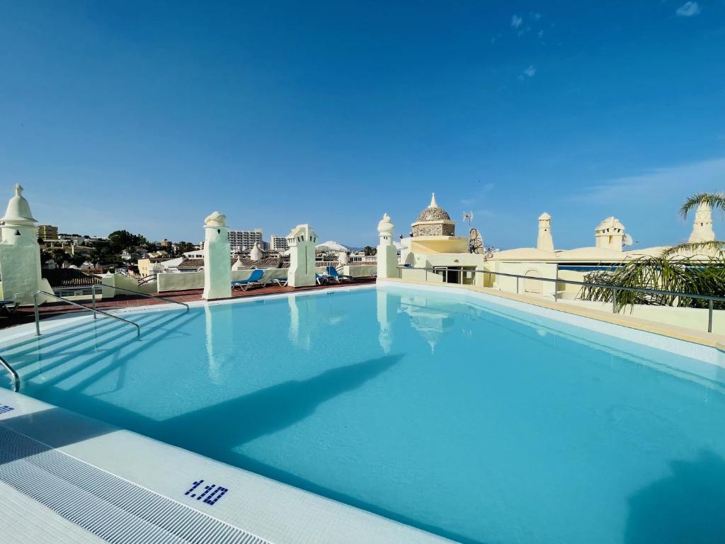 a large swimming pool on top of a building at G&G Isla Marina Puerto in Benalmádena