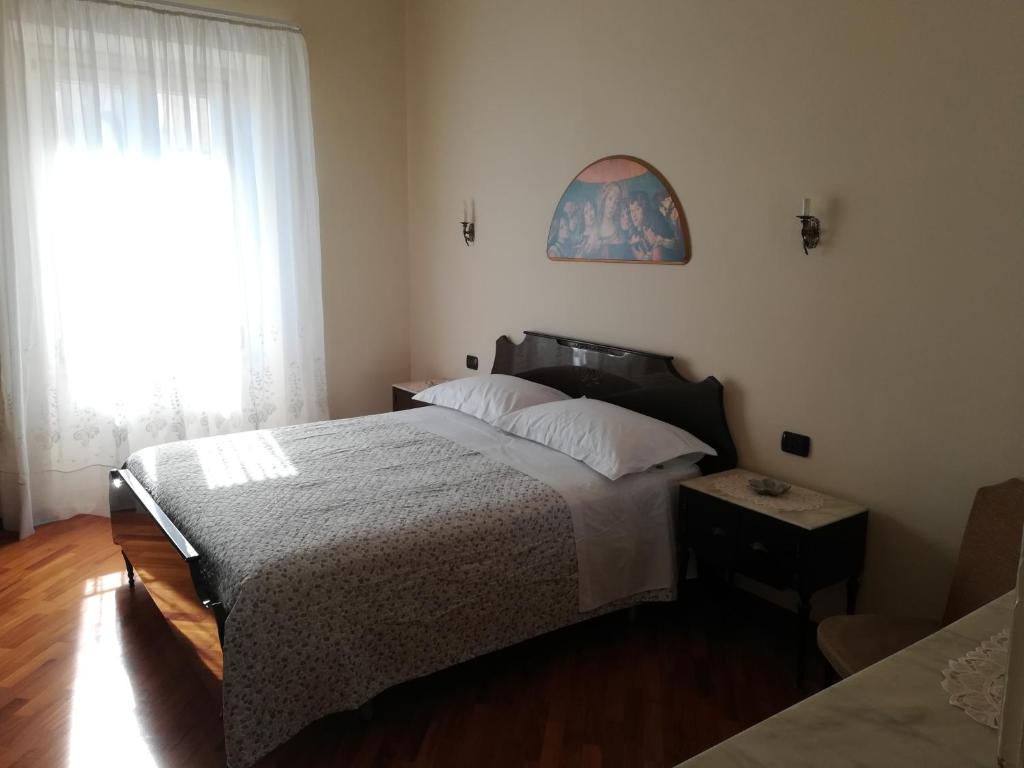 Un dormitorio con una cama grande y una ventana en Casa vacanze Michelino en Guardiagrele