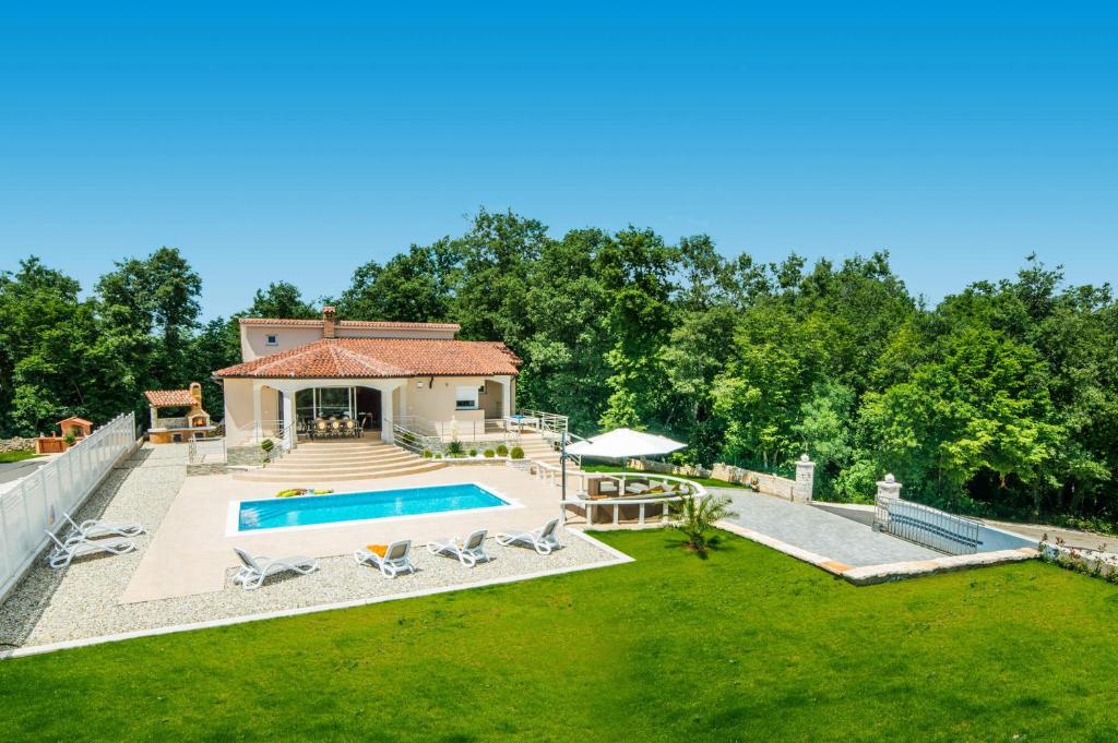 Bazén v ubytování Villa Vivian by Villa Plus nebo v jeho okolí