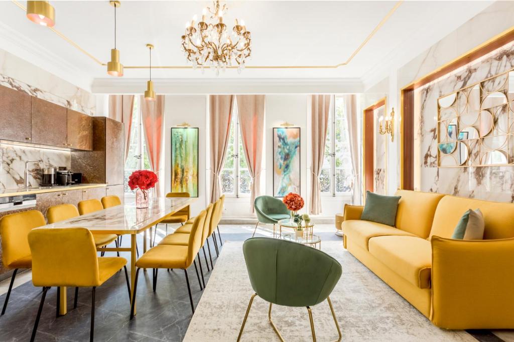 salon z żółtą kanapą, stołem i krzesłami w obiekcie Luxury 4 bedrooms 4 bathrooms apartment in Le Marais w Paryżu