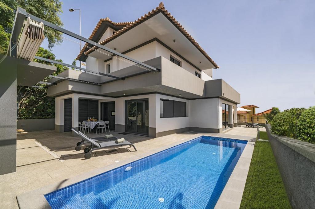 una casa con una piscina di fronte di Villa Old Town by Villa Plus a Funchal