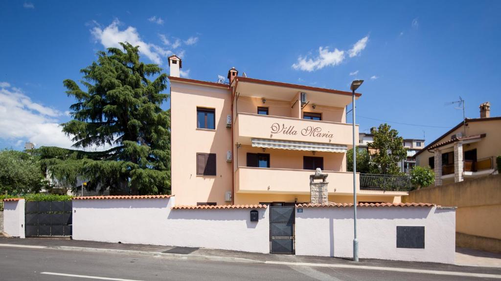 een gebouw met een bord met zijde kip bij Rooms Villa Maria in Rovinj