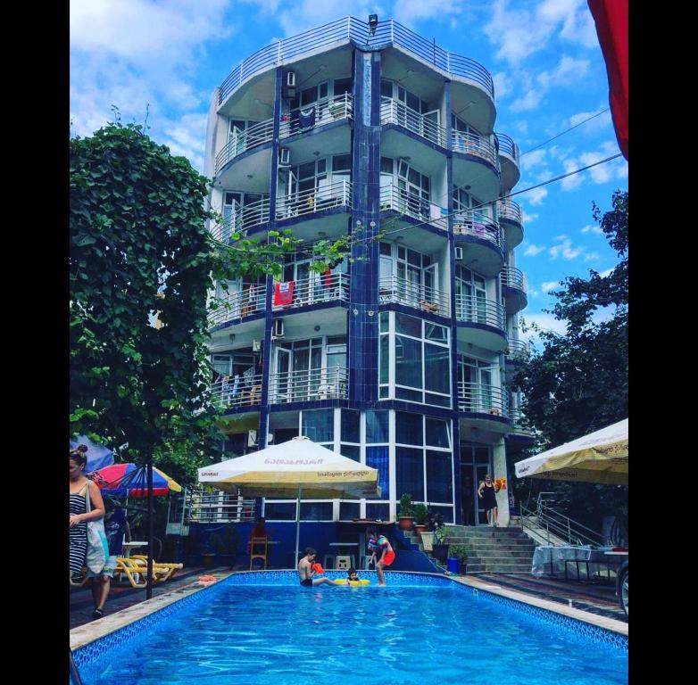 สระว่ายน้ำที่อยู่ใกล้ ๆ หรือใน Family hotel Khomaldy