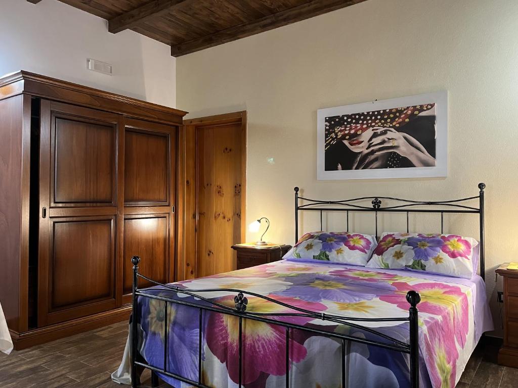 um quarto com uma cama e um armário de madeira em Masseria Agriturismo Fontanella em Nardò