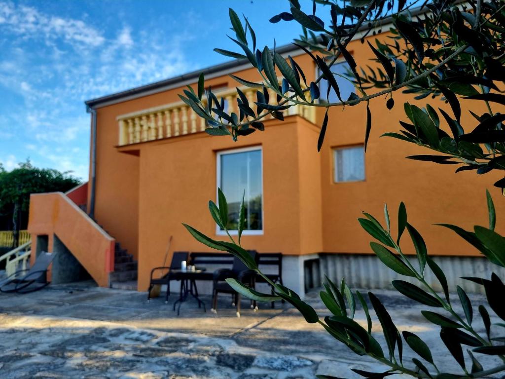 una casa con una mesa delante en Jimis Apartmani, en Dubraja