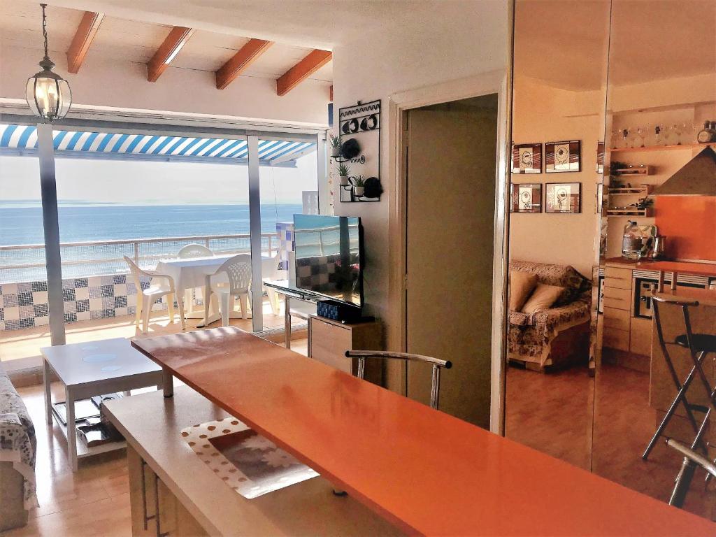ein Wohnzimmer mit Meerblick in der Unterkunft Beachfront and Peaceful Apartment in Mareny Barraquetas