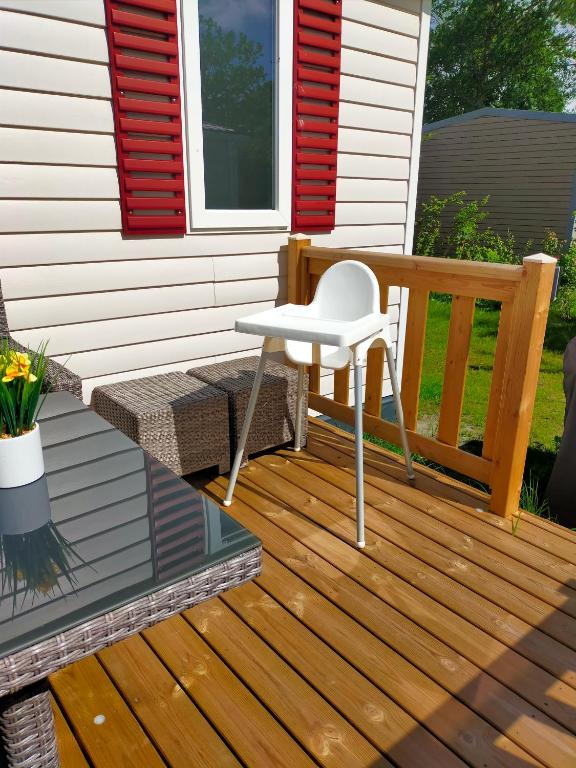 Balkón nebo terasa v ubytování BJ Chalets - De Rug 1 - Vakantiepark Lauwersoog - LUXE chalet met vaatwasser! Vroege incheck!
