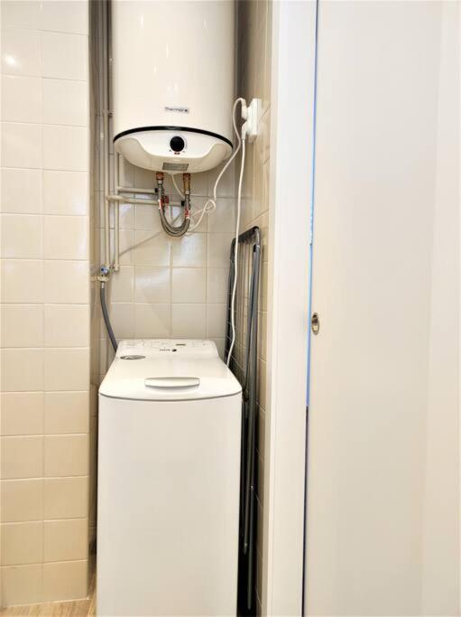 a washing machine in a small bathroom with aperature at Apartament 'Es Botànic' in Blanes