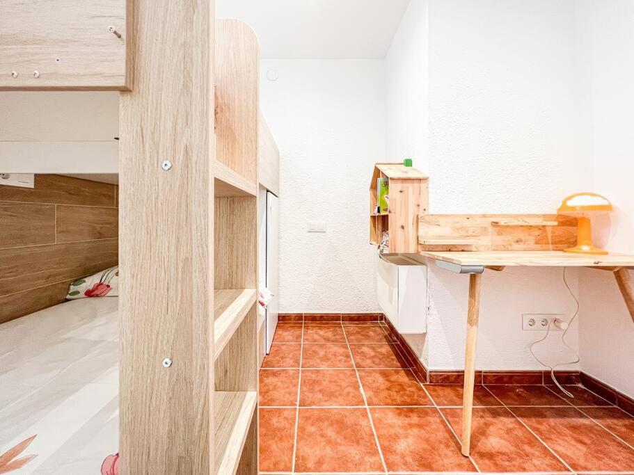 a small room with a desk and a shelf at Apartament 'Es Botànic' in Blanes