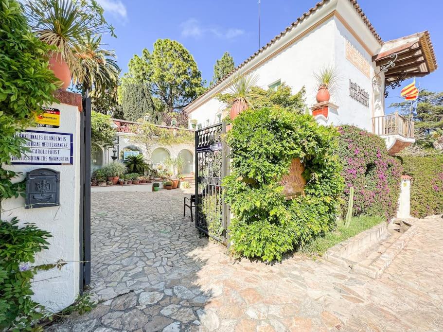 a house with a gate and some bushes at Apartament 'Es Botànic' in Blanes