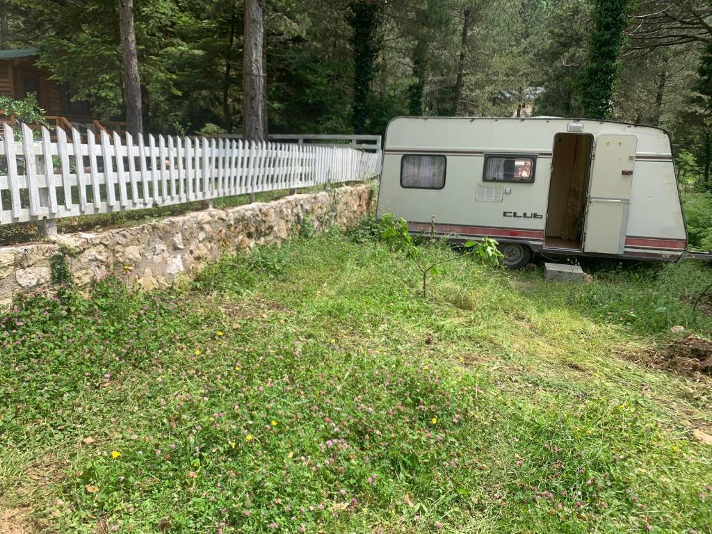 Zahrada ubytování Bujtina Uji I Panjes, Log Cabins