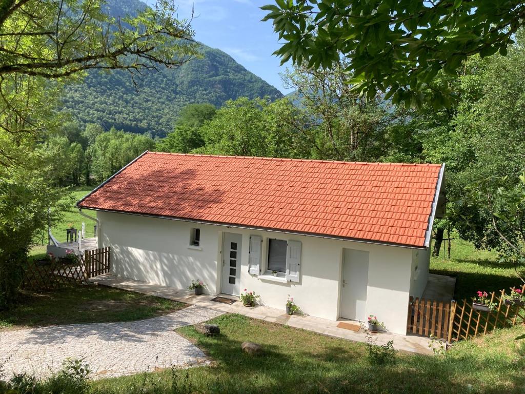 une petite maison blanche avec un toit orange dans l'établissement La Petite Maison-Les logis d'Agaliaure, à Château-Verdun
