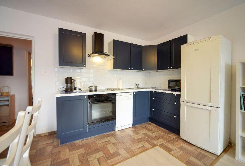 Kuchyňa alebo kuchynka v ubytovaní Trevilles Apartamenty - Granatowy