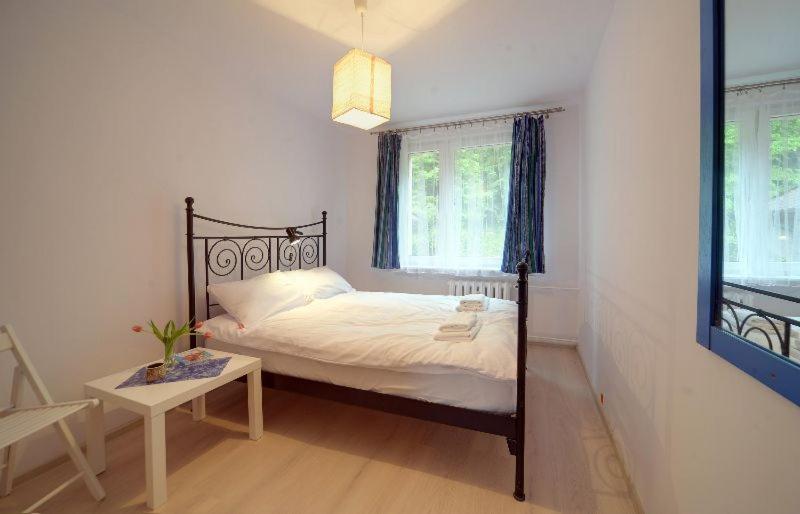 Posteľ alebo postele v izbe v ubytovaní Trevilles Apartamenty - Granatowy