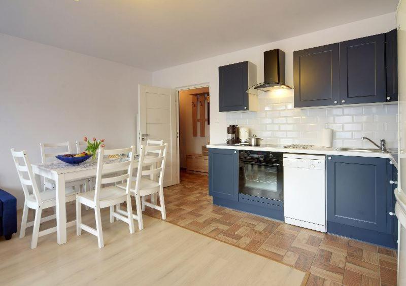 Kuchyňa alebo kuchynka v ubytovaní Trevilles Apartamenty - Granatowy