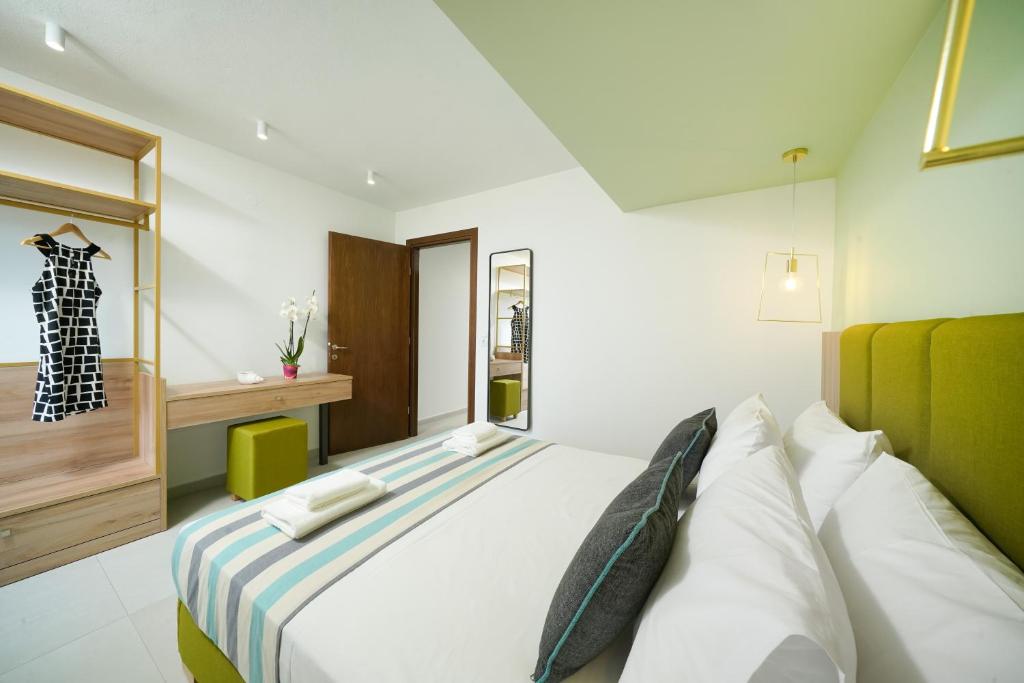 Postel nebo postele na pokoji v ubytování Miracle Suites by Klisma beach
