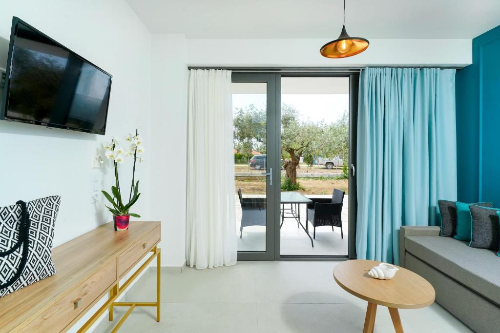 TV a/nebo společenská místnost v ubytování Miracle Suites by Klisma beach