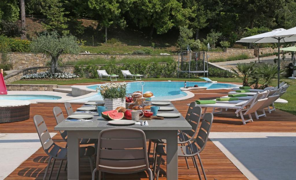 Basen w obiekcie Villa Luna Stunning Modern Villa Shared Infinity Pool, Big garden, Fantastic lake view,AC, lub w pobliżu