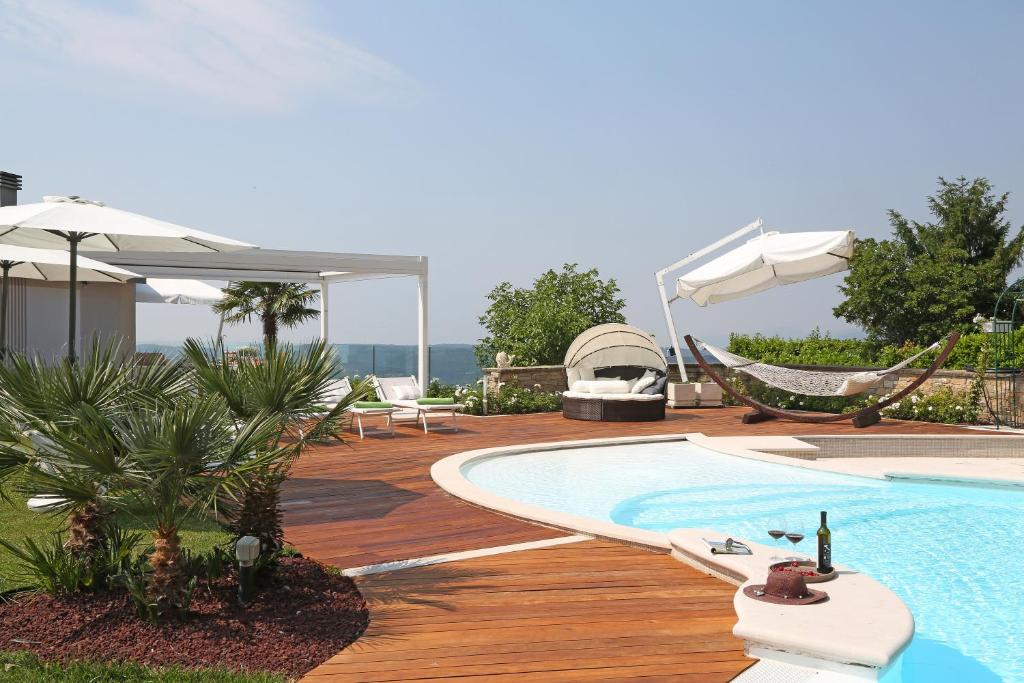 Basen w obiekcie Villa Luna Stunning Modern Villa Shared Infinity Pool, Big garden, Fantastic lake view,AC, lub w pobliżu